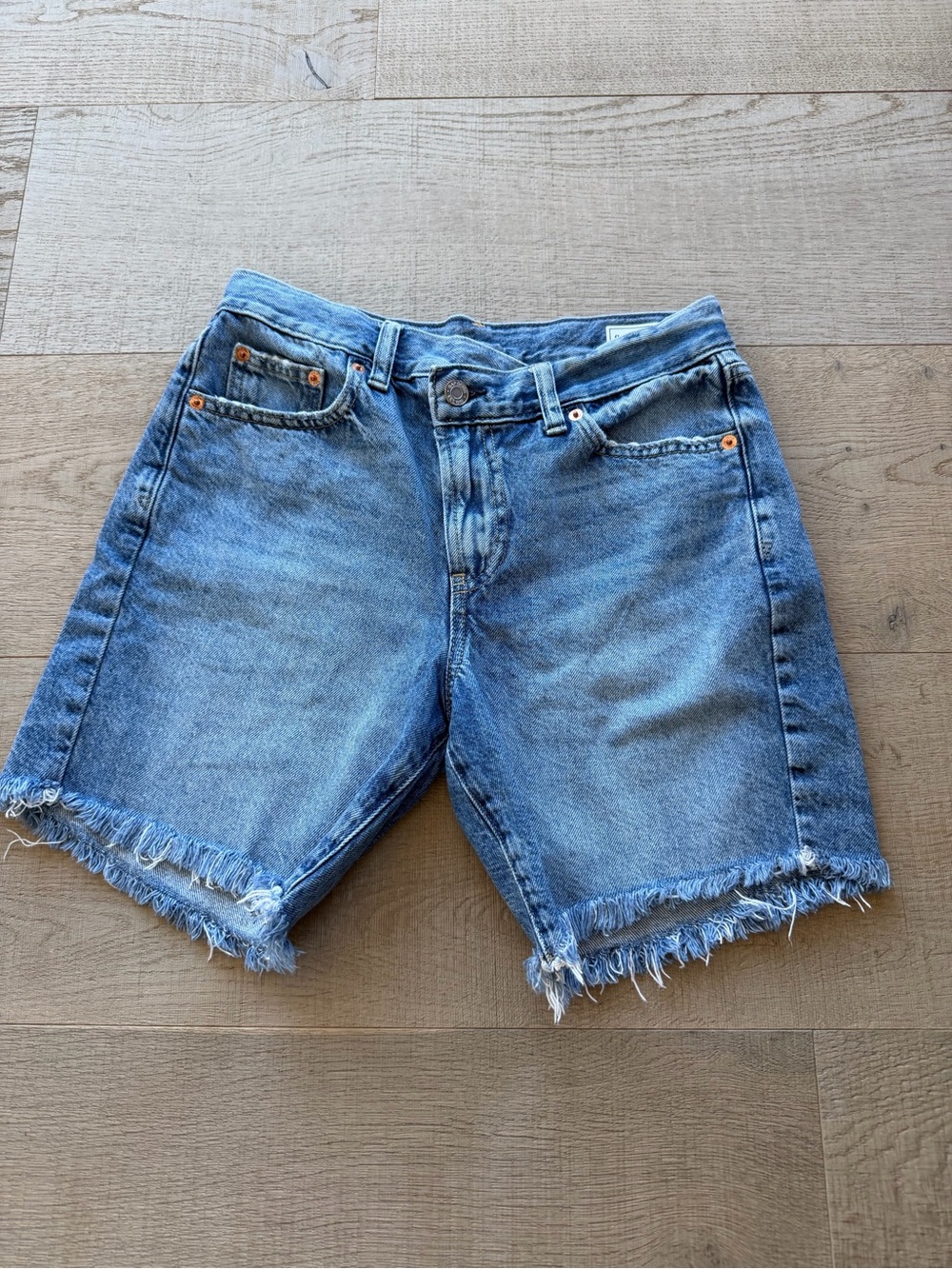 Gap 8” loose Bermuda mid rise denim shorts.
